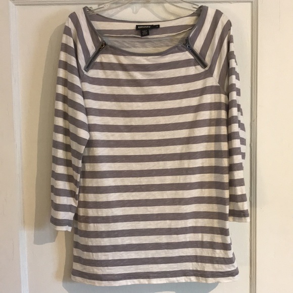 DKNY worn 2x shrank in wash! 💯 cotton fits like a size S beautiful soft fabric - Picture 2 of 7